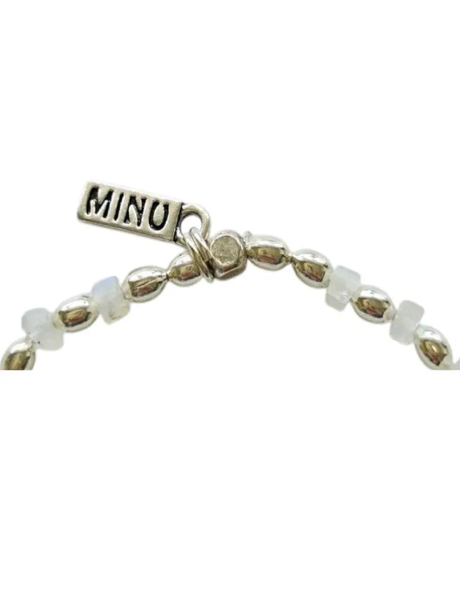 Браслет-эластичный с гранеными камнями Silver-Tone Stretch MINU Jewels — изображение 2 из 3, оттенок белый