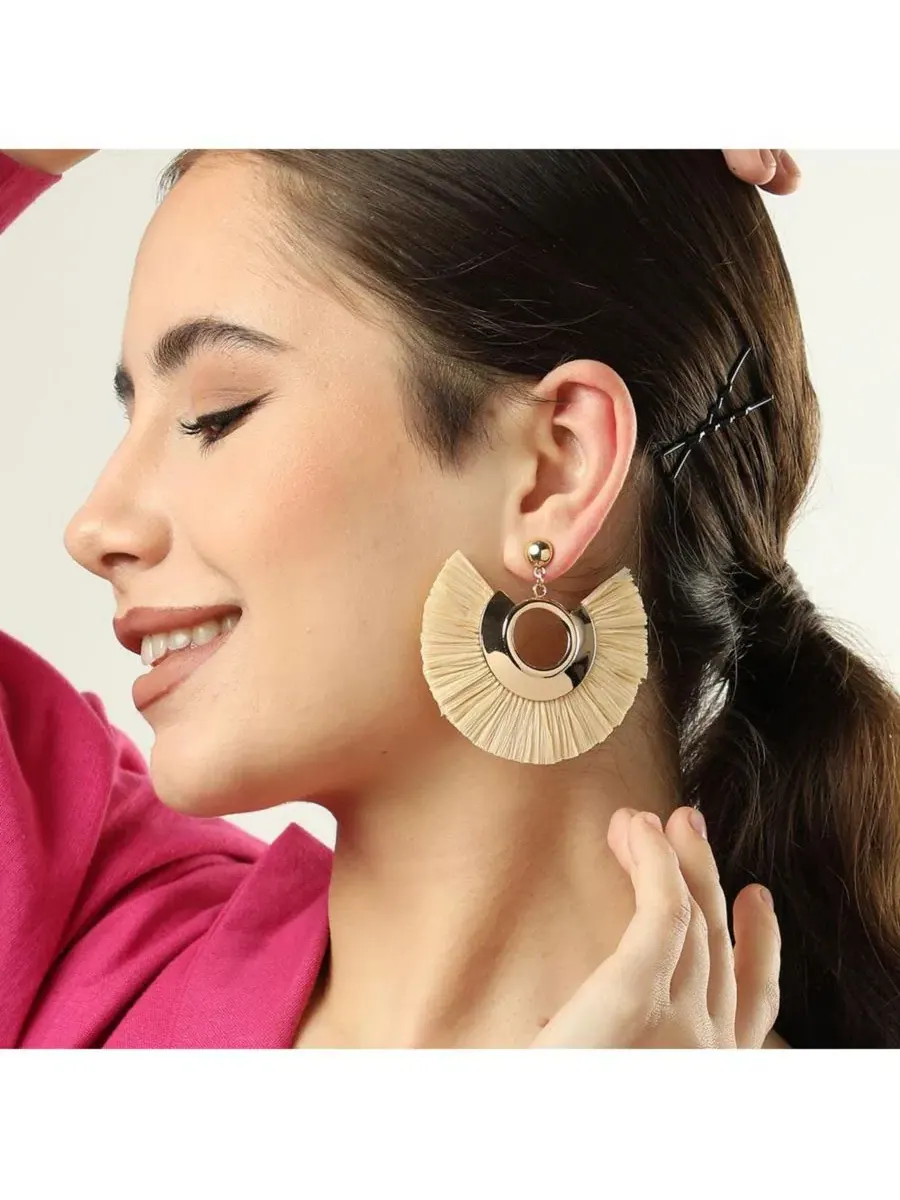 Серьги-подвески с кисточками SOHI — изображение 3 из 3, оттенок белый