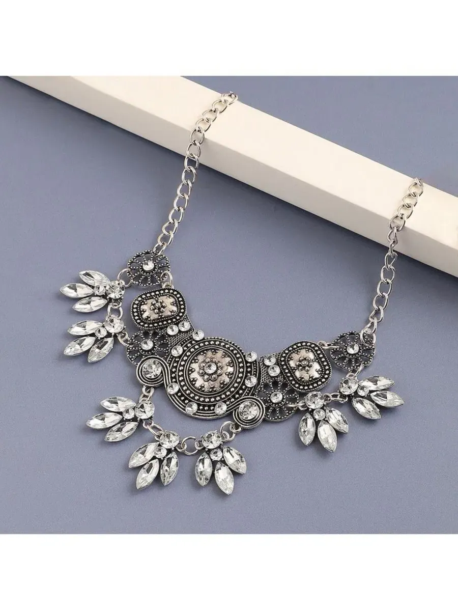 Женское колье-подвеска Circular Foliage Drop SOHI — изображение 2 из 3, оттенок белый