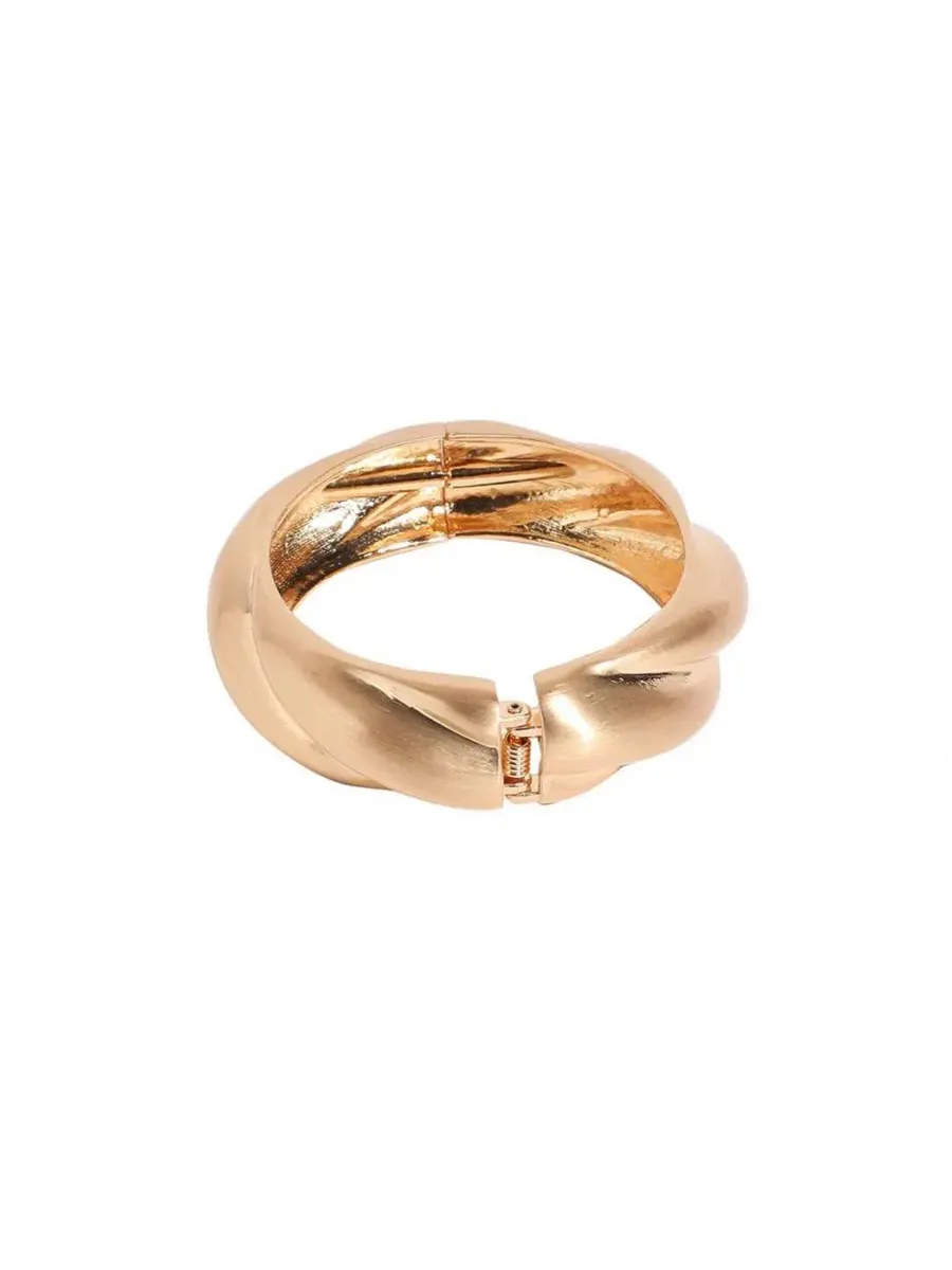 Браслет-манжета Twisted Bangle SOHI — изображение 5 из 6, оттенок золото