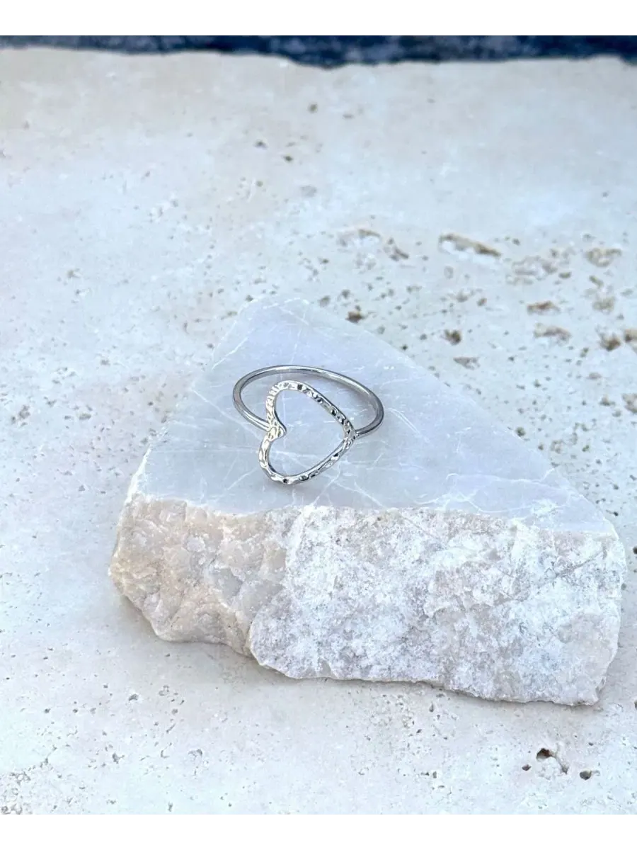 Серебряное кольцо в форме открытого сердца с чеканкой Adornia — изображение 3 из 4, оттенок серебряный