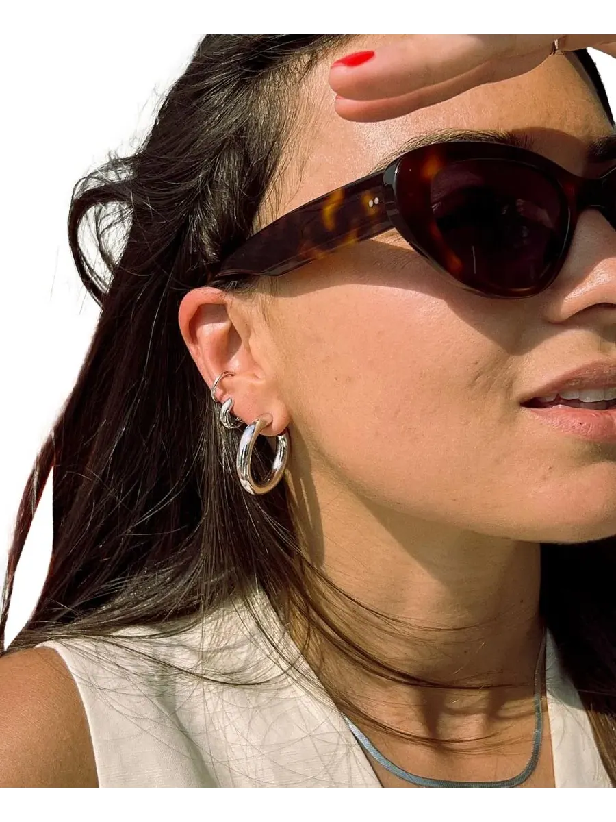 Серьги-кольца Giulia Bold Silver Huggie Hoop Earrings Ana Luisa — изображение 3 из 3, оттенок серебряный