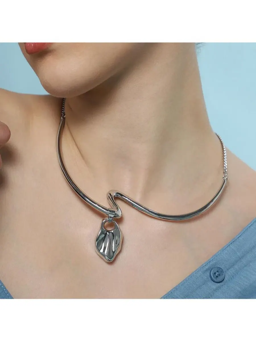 Колье-воротник The Ripple-Shell SOHI — изображение 3 из 6, оттенок серебряный