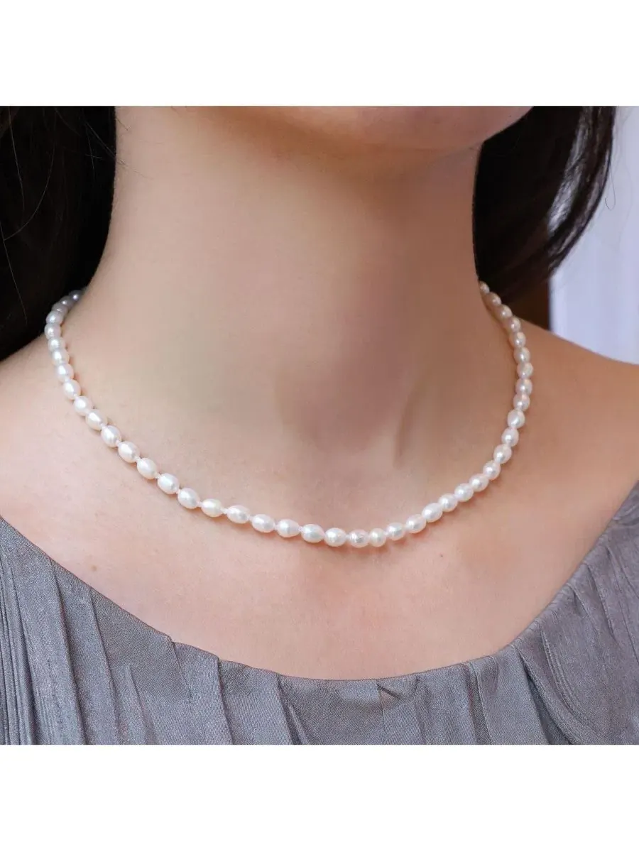 Колье из пресноводного жемчуга Coastal Pearl Necklace The Lovery — изображение 4 из 5, оттенок серебристый