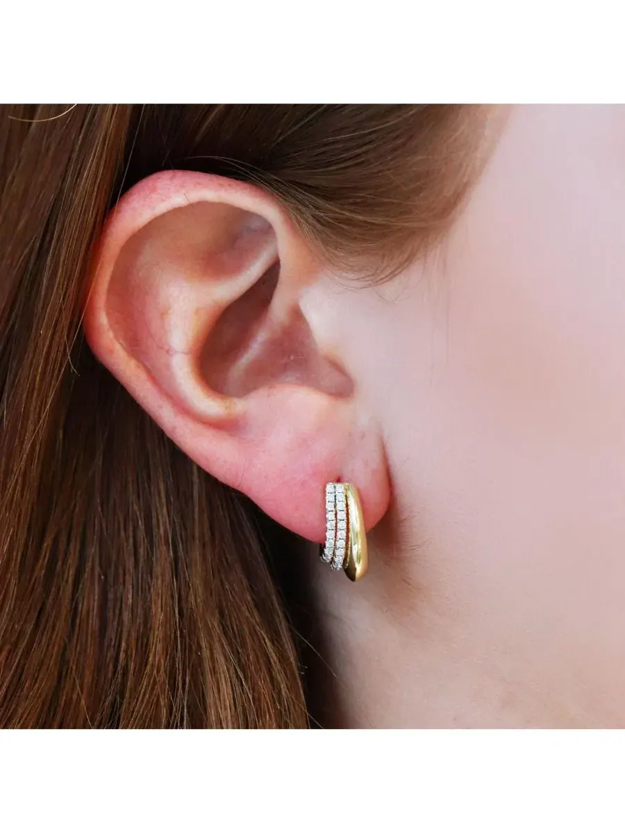 Серьги-конго с тремя кубическими циркониями Triple CZ Huggie Hoop Earrings The Lovery — изображение 2 из 3, оттенок золото
