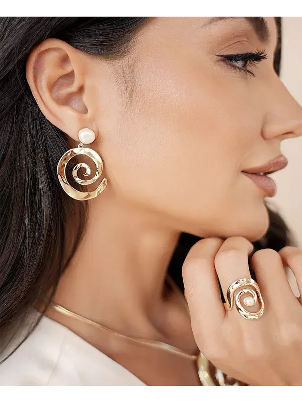 Серьги-Подвески из перламутра Aura Swirl Ettika — изображение 3 из 4, оттенок золото