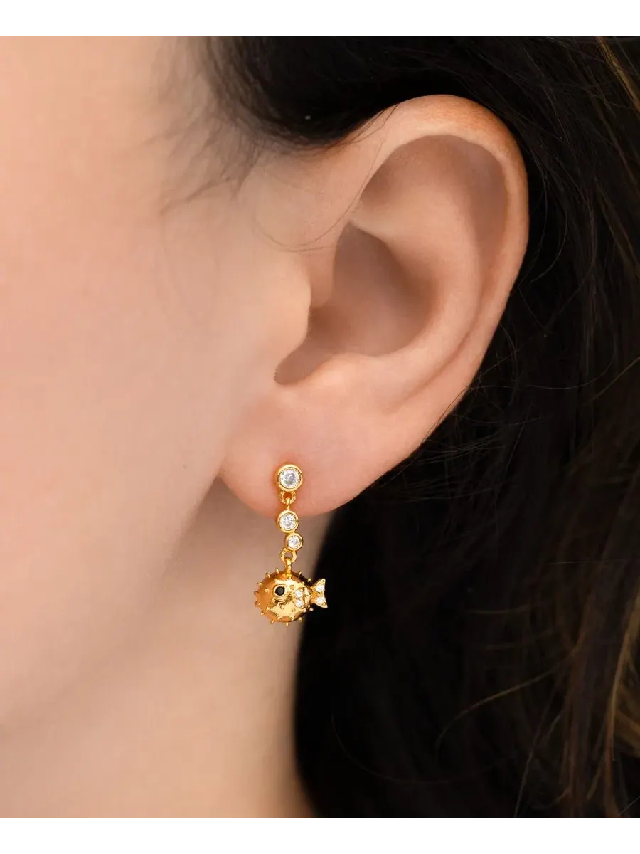 Серьги-подвески с кристаллами и фигуркой рыбы фугу, модель Pufferfish Dangle Girls Crew — изображение 3 из 3, оттенок золото