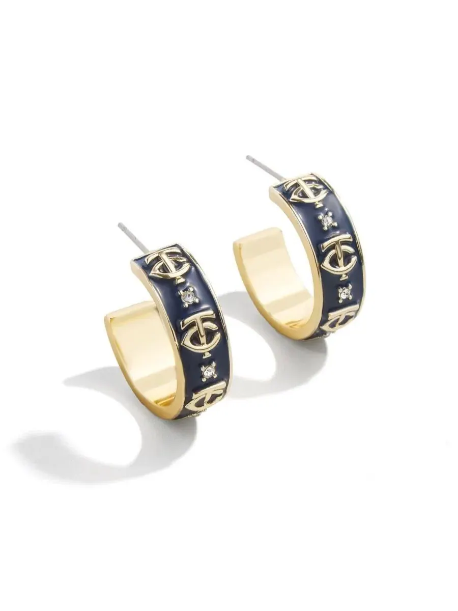 Серьги-кольца BaubleBar Minnesota Twins с эмалью Wear By Erin Andrews — изображение 1 из 2, оттенок золотистый темно-синий