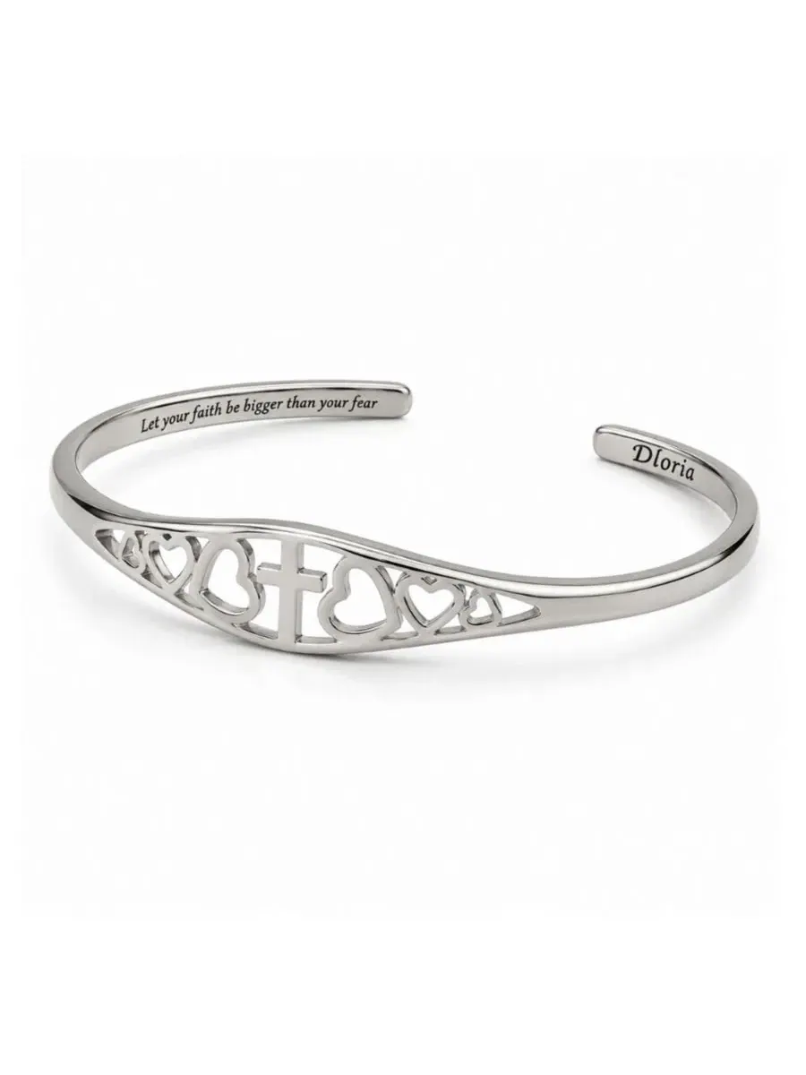 Браслет-манжета Cross and Heart Faith Engraved Adjustable Cuff Dloria — изображение 2 из 11, оттенок серебряный