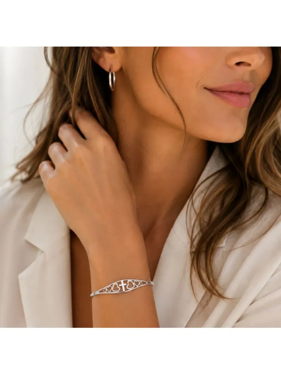 Браслет-манжета Cross and Heart Faith Engraved Adjustable Cuff Dloria — изображение 11 из 11, оттенок серебряный