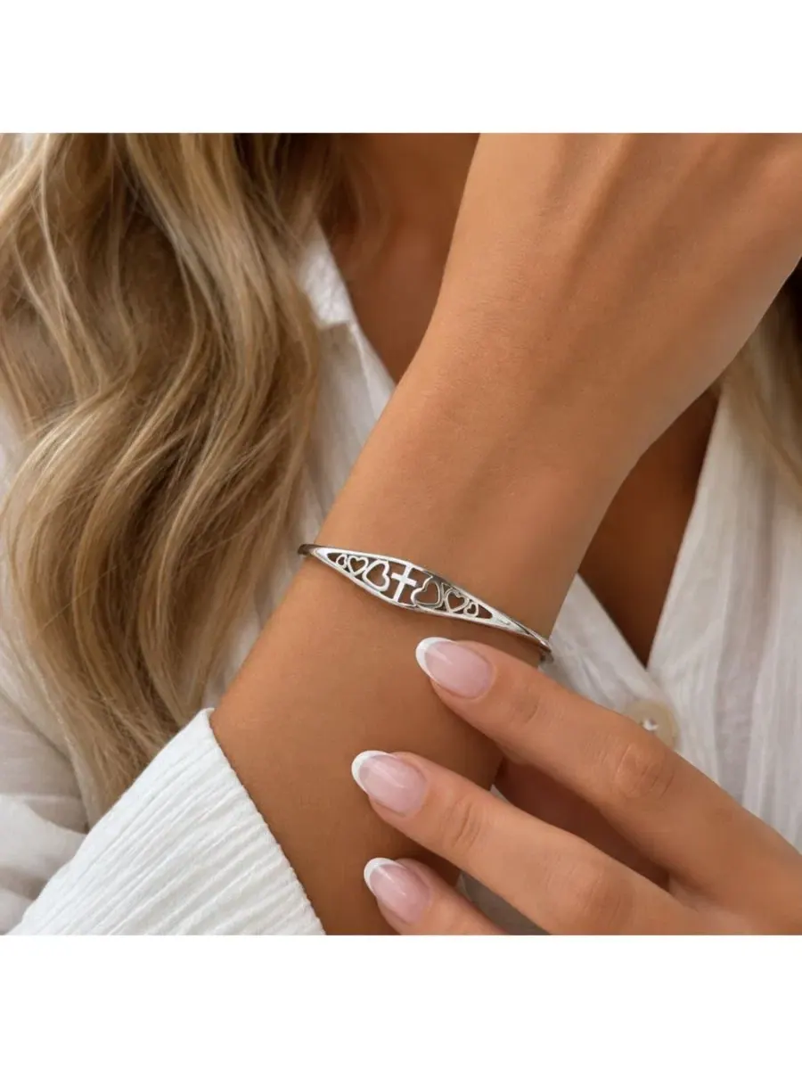 Браслет-манжета Cross and Heart Faith Engraved Adjustable Cuff Dloria — изображение 4 из 11, оттенок серебряный