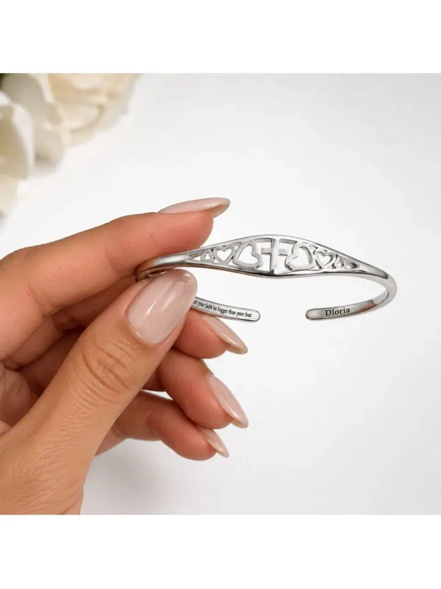 Браслет-манжета Cross and Heart Faith Engraved Adjustable Cuff Dloria — изображение 5 из 11, оттенок серебряный