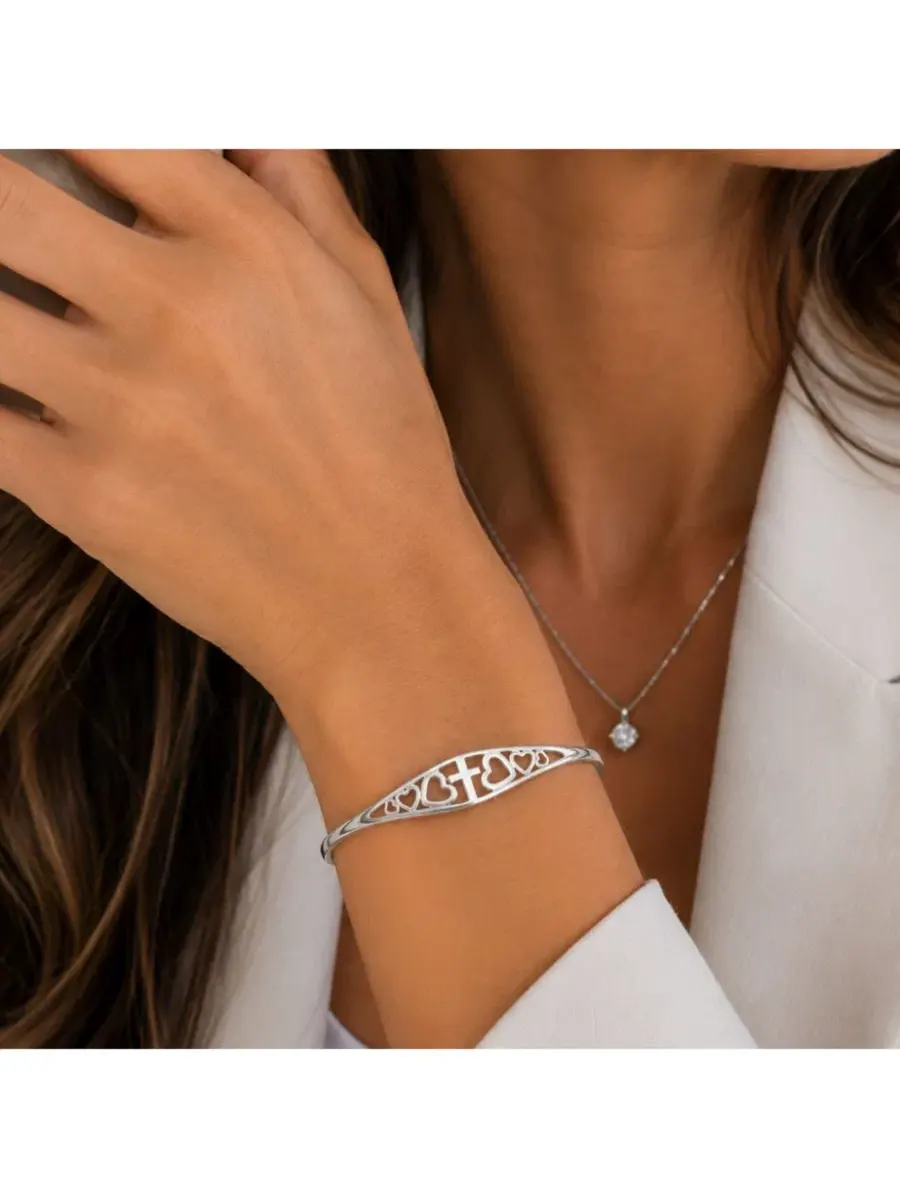Браслет-манжета Cross and Heart Faith Engraved Adjustable Cuff Dloria — изображение 9 из 11, оттенок серебряный