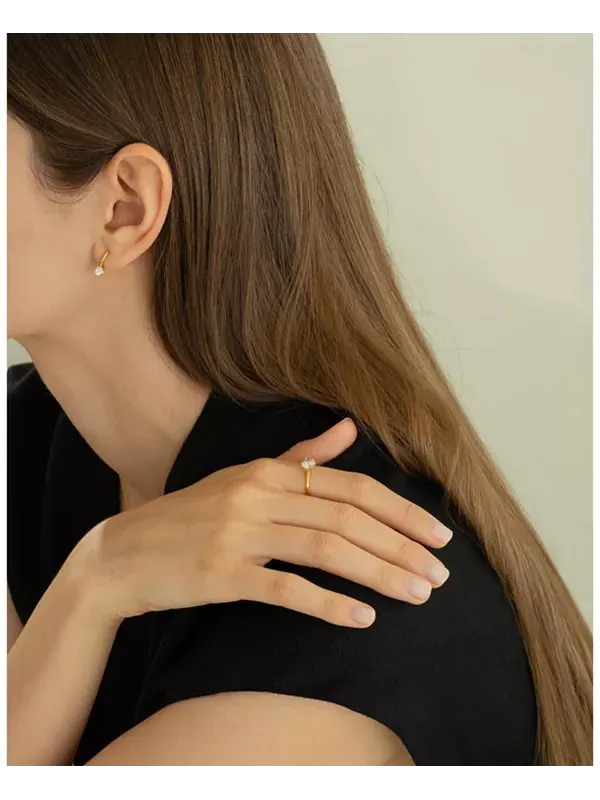 Идея подарка к празднику: серебряные 18-каратные серьги-подвески Anastasia Huggies с позолотой — изображение 2 из 4
