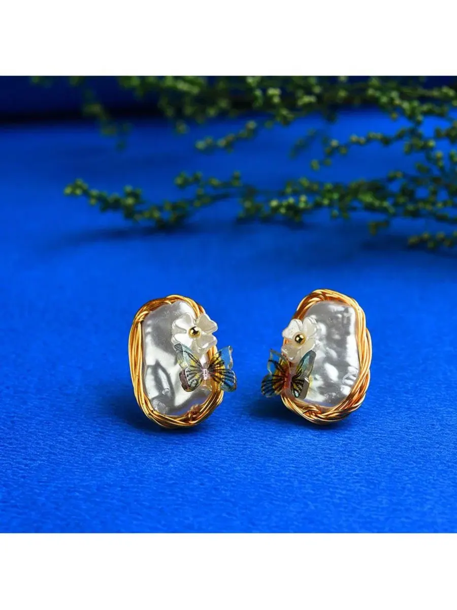 Серьги-гвоздики с бабочкой SOHI — изображение 2 из 3, оттенок белый