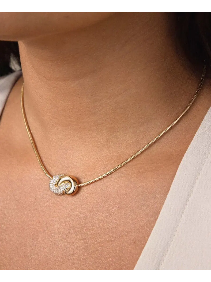 Колье-подвеска с узлом Love Me Knot ETTIKA — изображение 3 из 5, оттенок золото