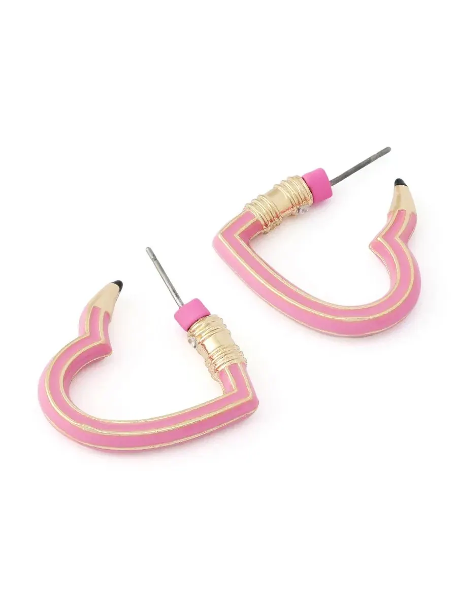 Серьги-пусеты с сердцем и карандашом Pink Best In Class Heart Pencil Huggie Betsey Johnson — изображение 4 из 5