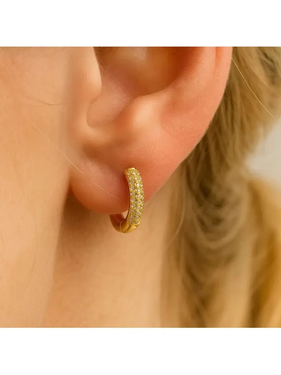 Серьги-кольца Nadia Pave Huggie Hoop Earrings Dloria — изображение 3 из 4, оттенок золото