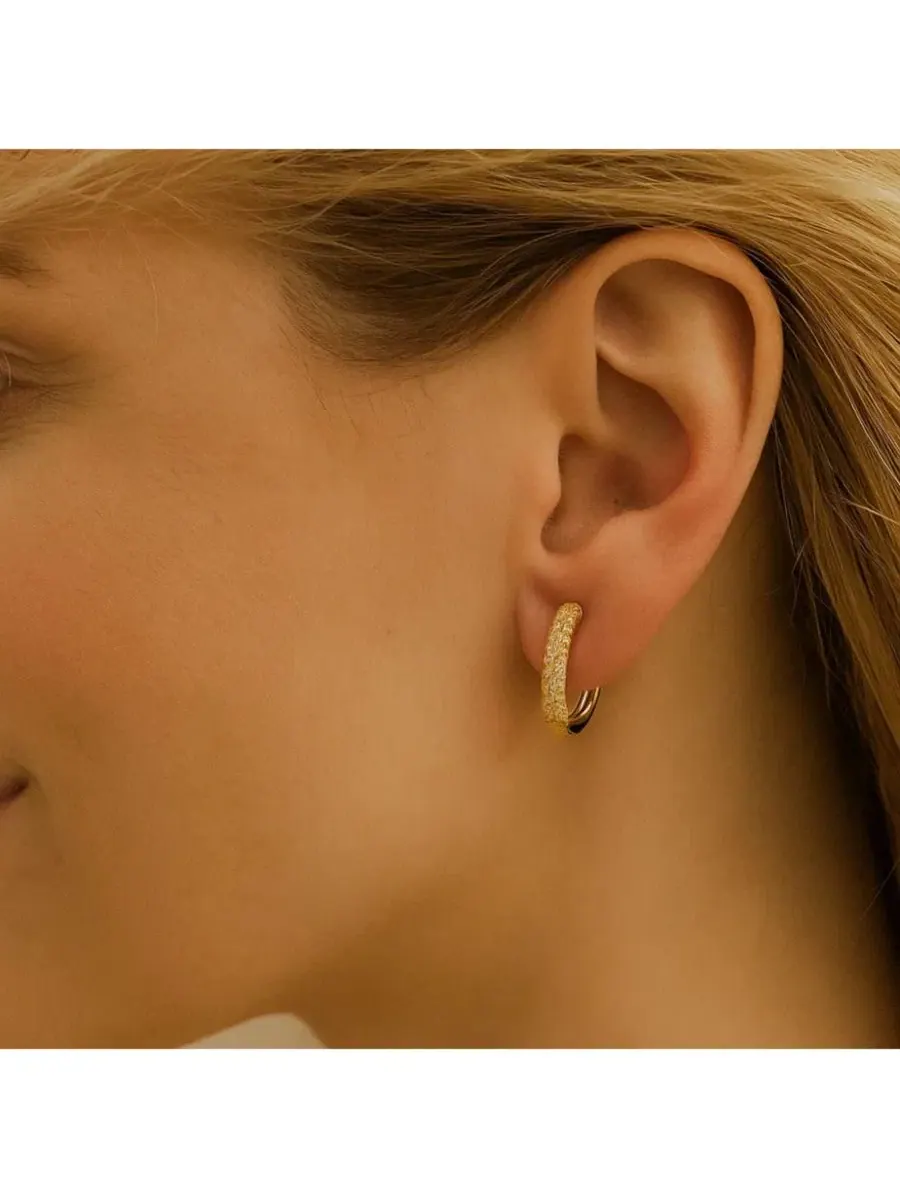 Серьги-кольца Nadia Pave Huggie Hoop Earrings Dloria — изображение 4 из 4, оттенок золото