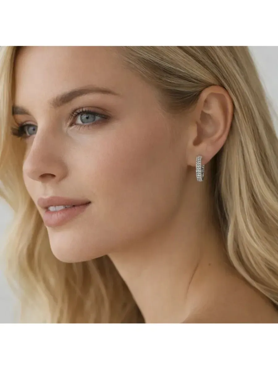 Серьги-кольца Nadia Pave Huggie Hoop Earrings Dloria — изображение 3 из 6, оттенок серебряный