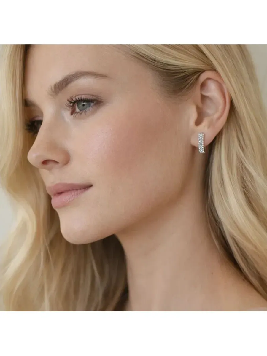 Серьги-кольца Nadia Pave Huggie Hoop Earrings Dloria — изображение 5 из 6, оттенок серебряный