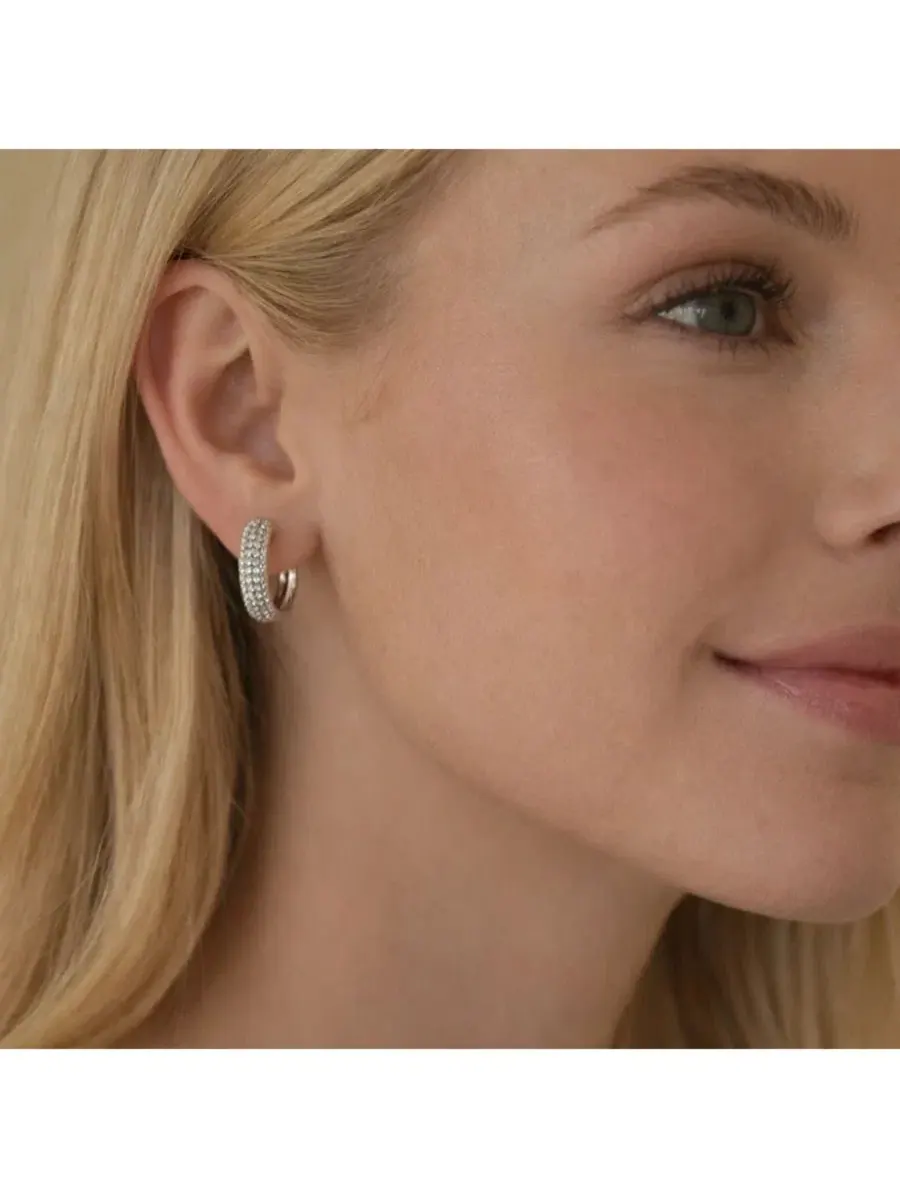 Серьги-кольца Nadia Pave Huggie Hoop Earrings Dloria — изображение 6 из 6, оттенок серебряный