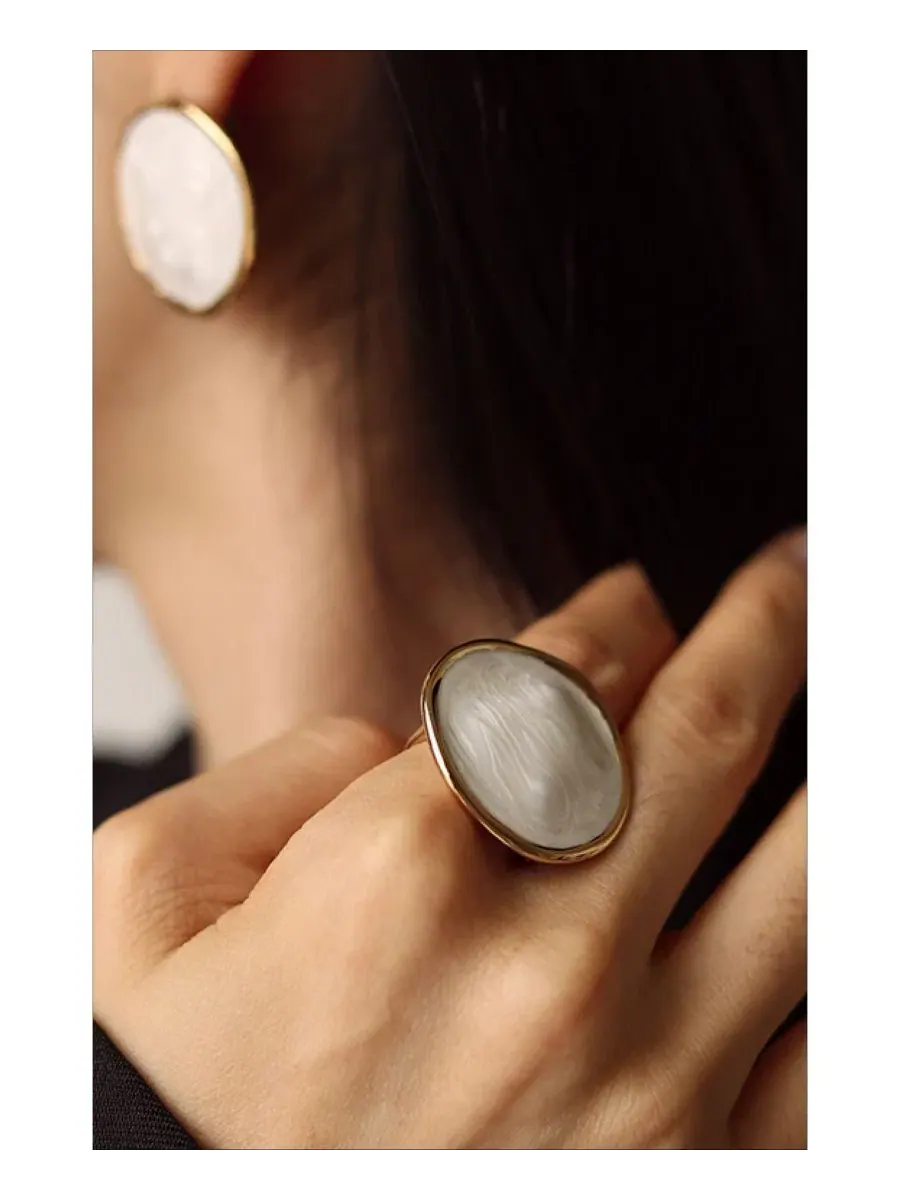 Кольцо с эмалью Ripple Ring RETRO CHIC — изображение 2 из 3, оттенок белый золотистый