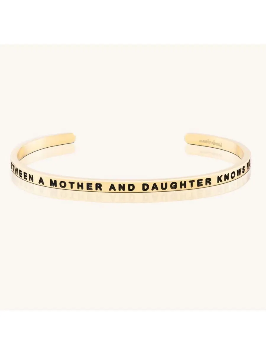 Браслет-манжета с гравировкой Sliver The Love Between A Mother And Daughter Knows No Distance Mantra — изображение 1 из 4