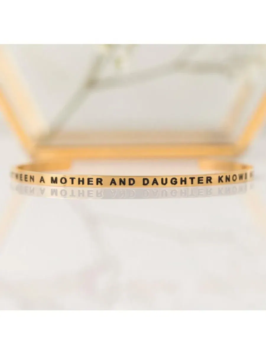 Браслет-манжета с гравировкой Sliver The Love Between A Mother And Daughter Knows No Distance Mantra — изображение 2 из 4
