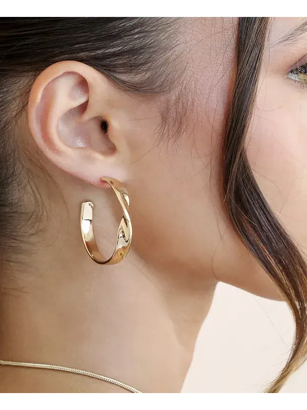 Серьги-Кольца Heirloom Twist среднего размера Ettika — изображение 4 из 4, оттенок золото