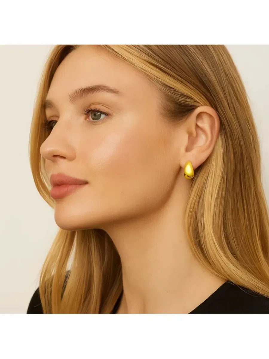 Серьги-кольца Elena Bold Dome Huggie Hoop Earrings Dloria — изображение 2 из 6, оттенок золото