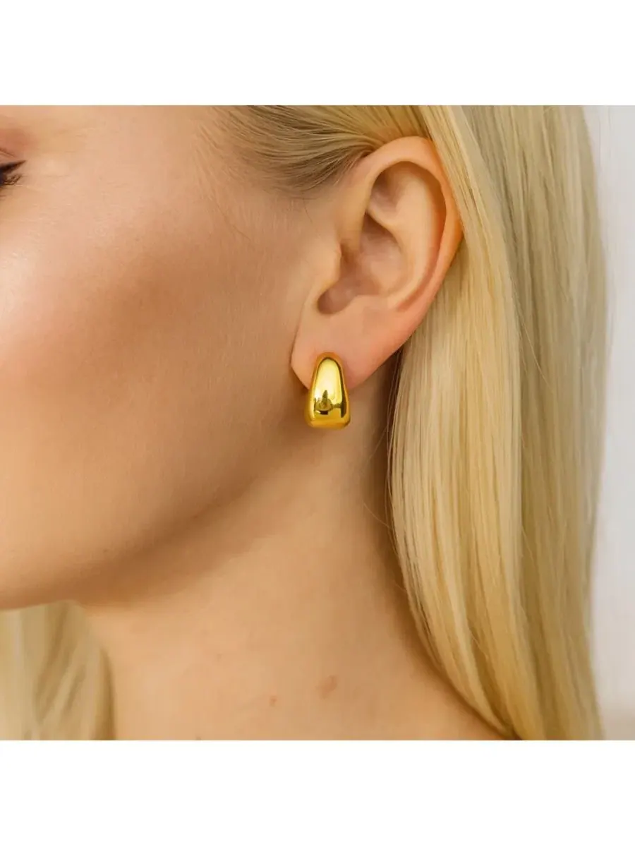 Серьги-кольца Elena Bold Dome Huggie Hoop Earrings Dloria — изображение 4 из 6, оттенок золото