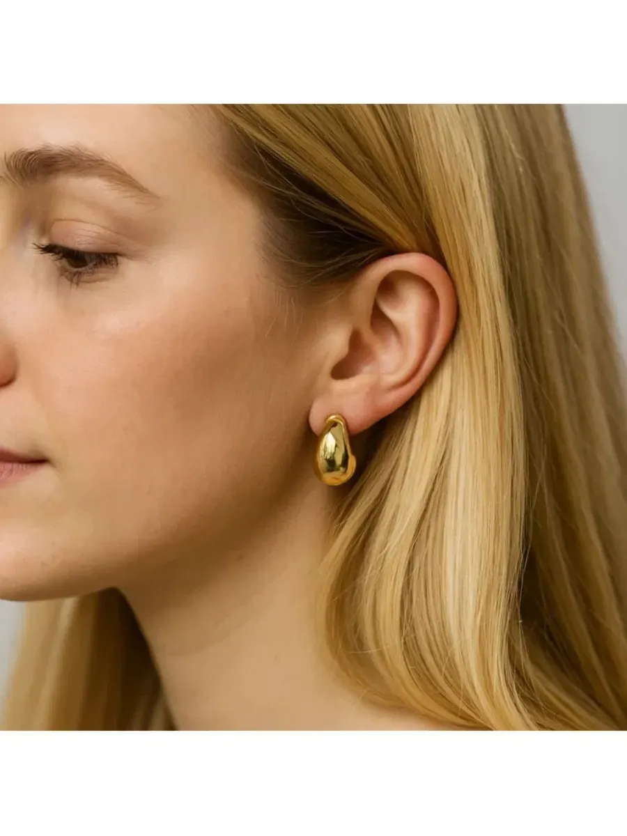 Серьги-кольца Elena Bold Dome Huggie Hoop Earrings Dloria — изображение 5 из 6, оттенок золото