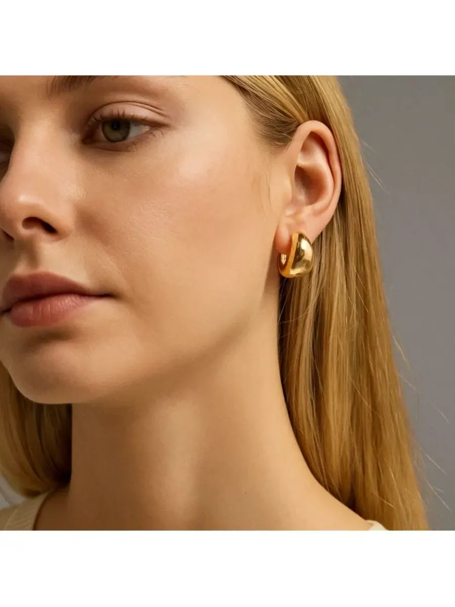 Серьги-кольца Elena Bold Dome Huggie Hoop Earrings Dloria — изображение 6 из 6, оттенок золото
