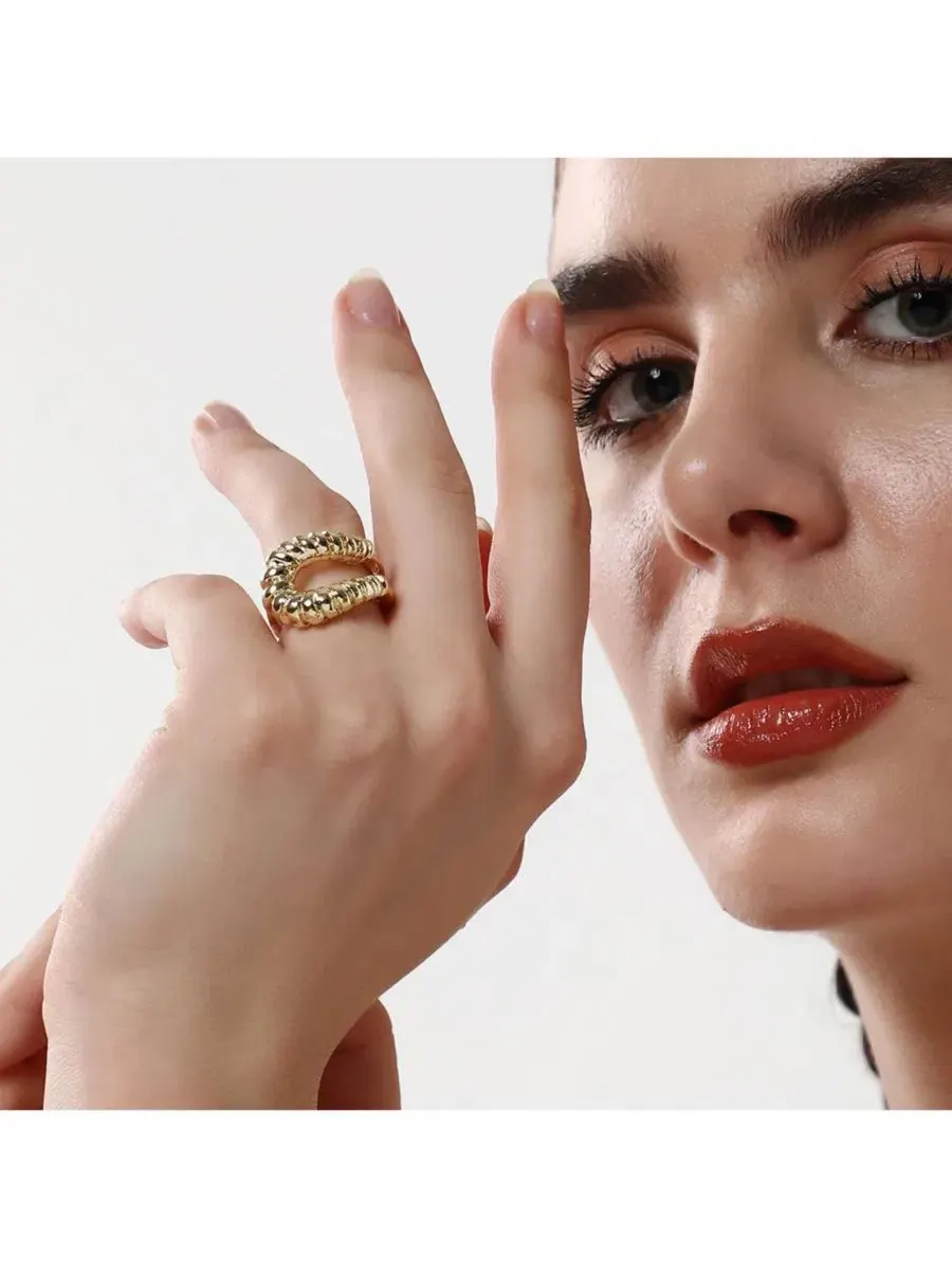 Кольцо-печатка The Mollusks Statement Ring SOHI — изображение 4 из 7, оттенок золото