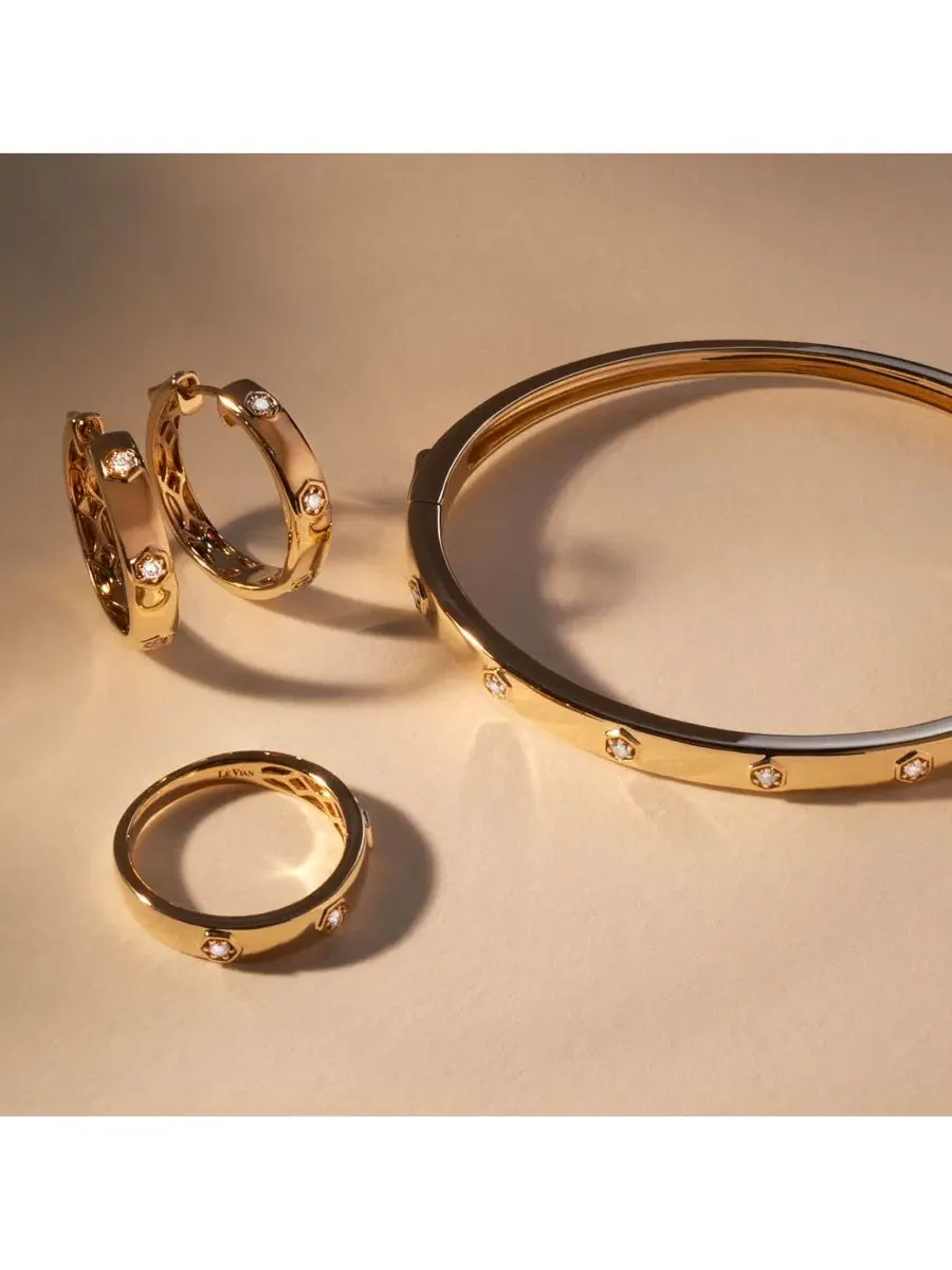 Комплект украшений с бриллиантами Nude Diamond Polished Band, Small Hoop Earrings & Bangle Bracelet — изображение 5 из 7