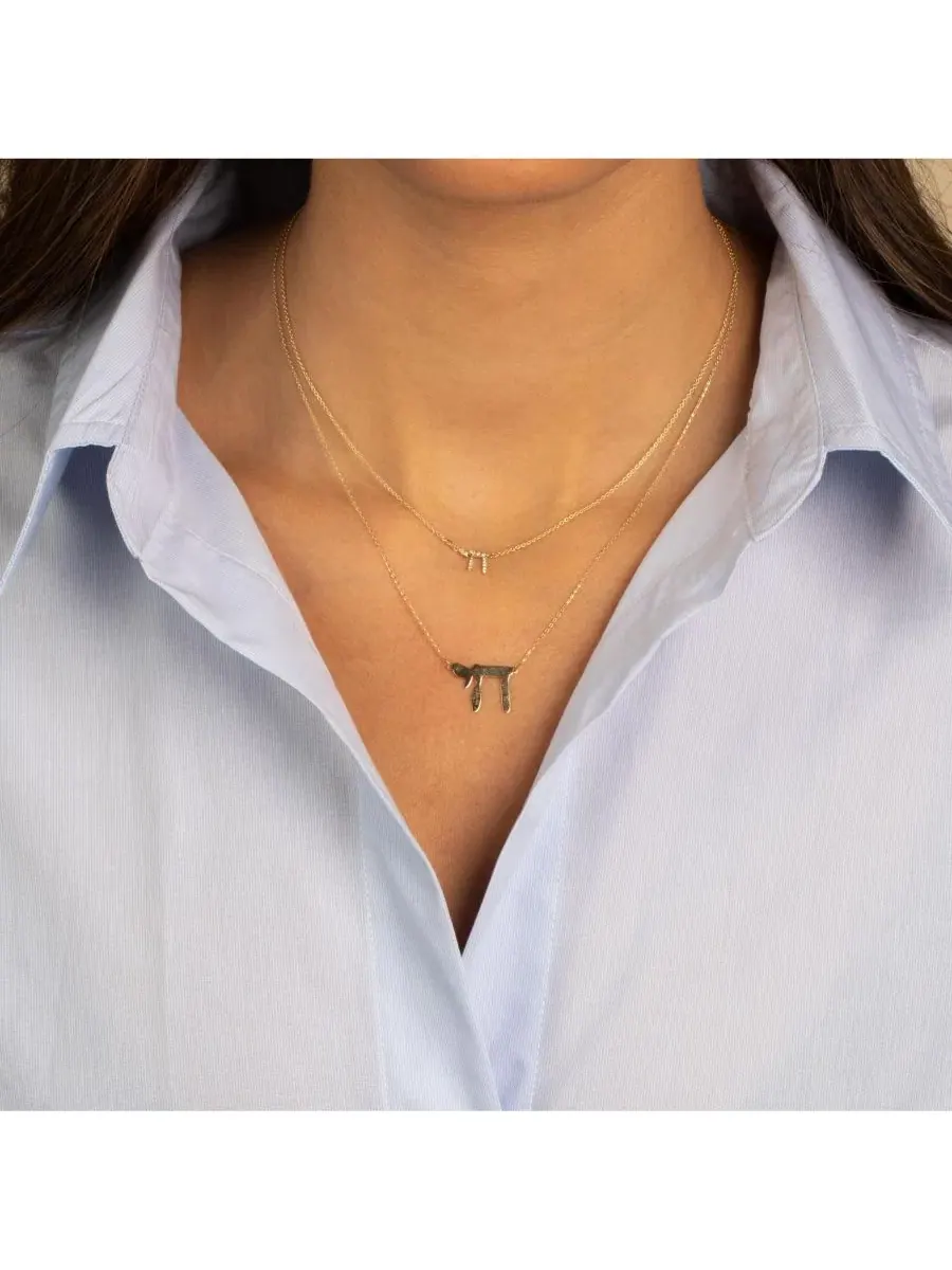 Кулон с символом Хаи 14K, 12 мм, с цепочкой 43 см, бренд by Adina Eden — изображение 2 из 3, оттенок золотистый