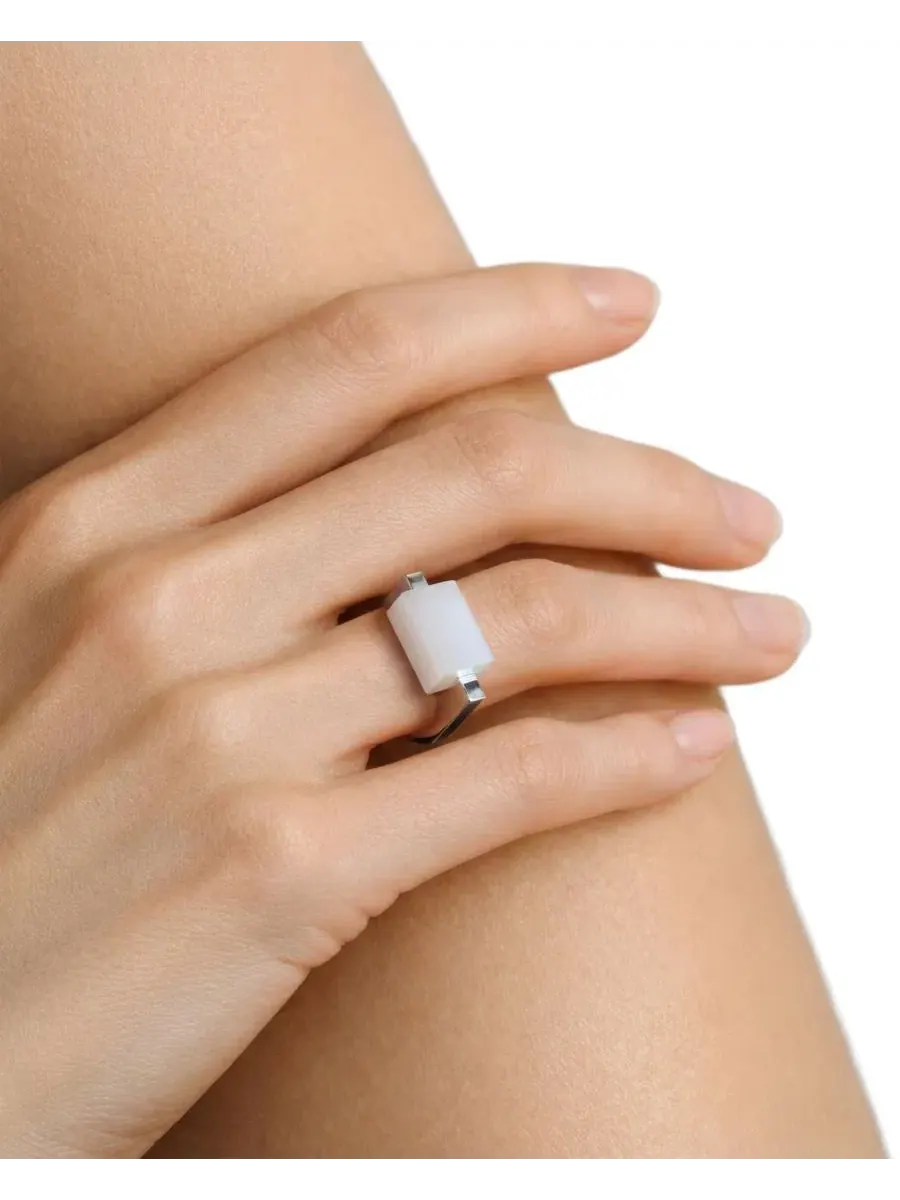 Кольцо с белым мрамором и платиновым покрытием, Year of the Horse - Jade Stone Saddle Ring seree — изображение 3 из 4