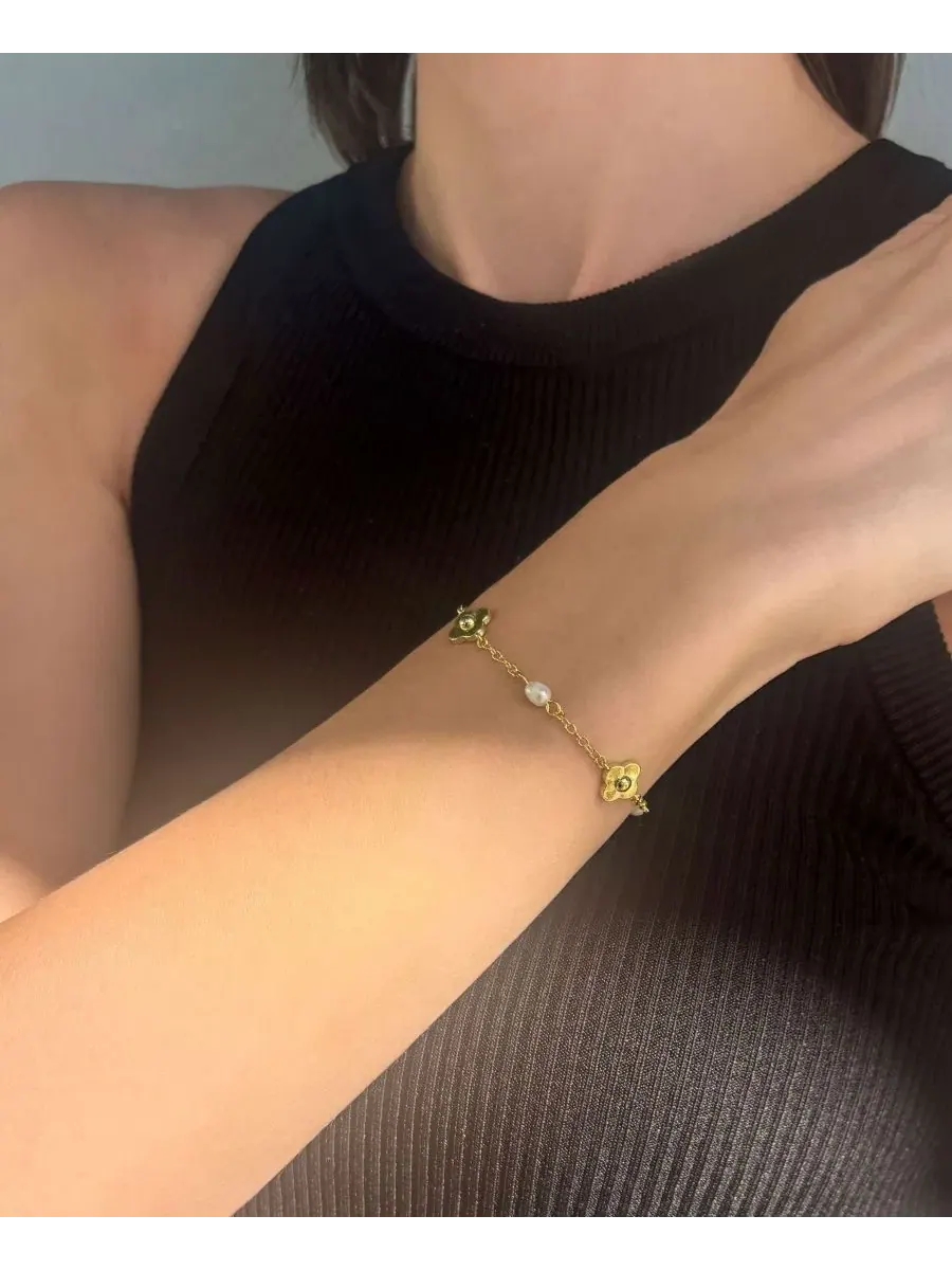 Браслет с жемчугом и цветочным акцентом, 14K золотое покрытие, модель Flower ADORNIA — изображение 3 из 3