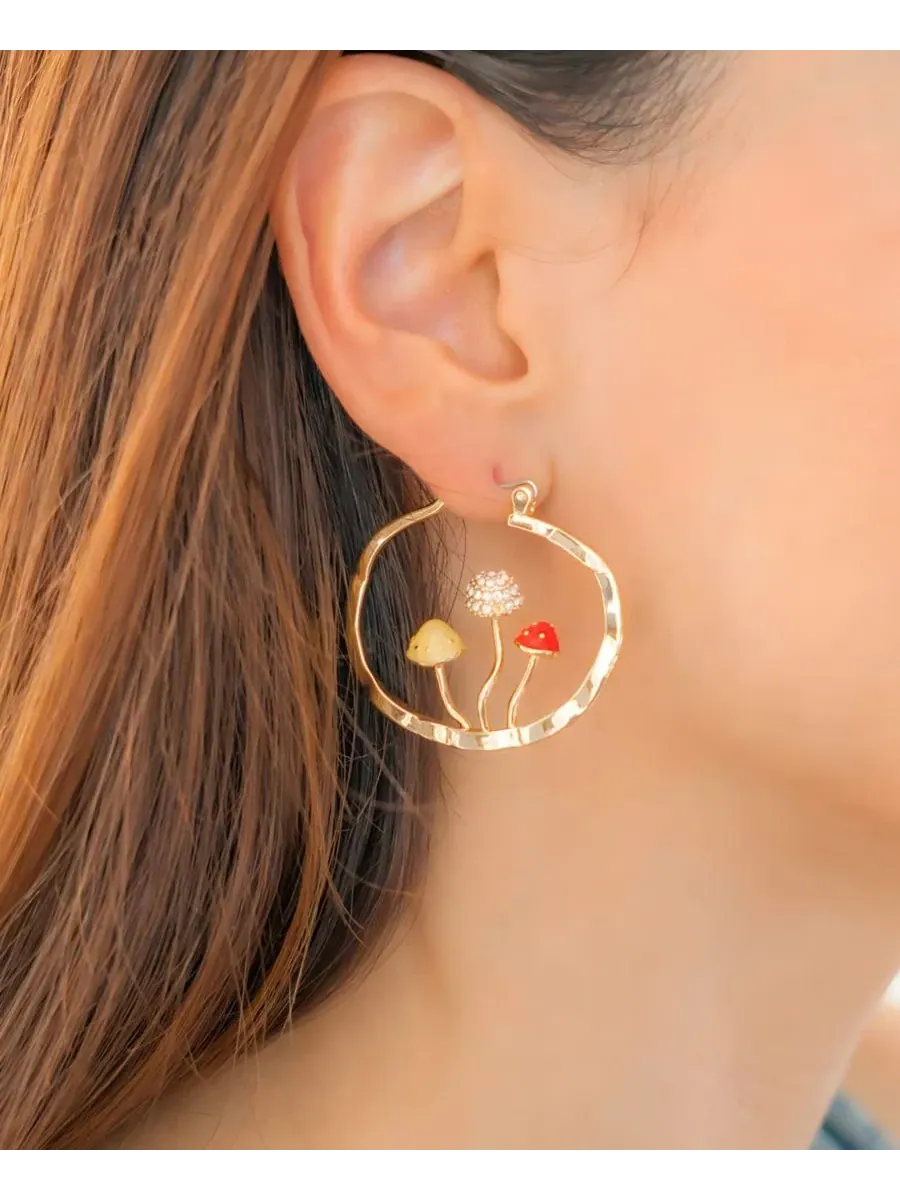 Серьги-кольца в стиле бохо с грибами Mint & Lily — изображение 3 из 3, оттенок золотистый