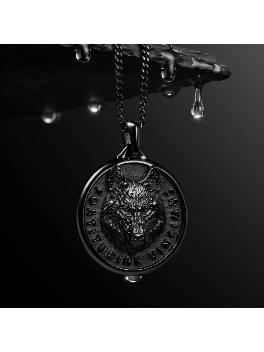 Кулон с волком Fortitudine Vincimus Vincero — изображение 4 из 8, оттенок стелс