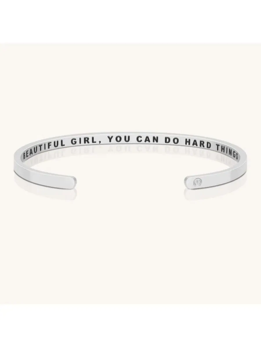 Браслет с гравировкой Beautiful Girl You Can Do Hard Things Mantra — изображение 1 из 4, оттенок серебристый