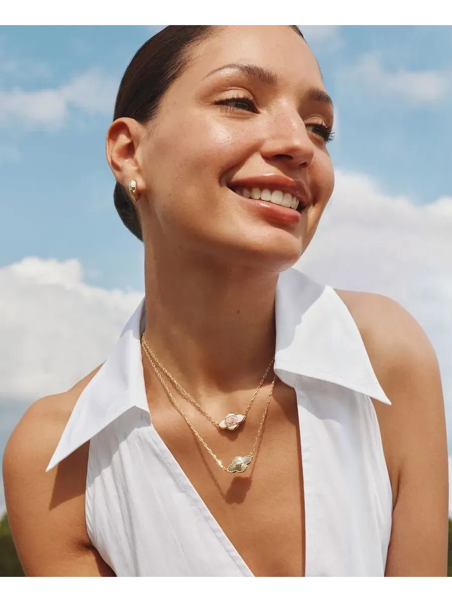Короткий кулон-медальон Abbie с покрытием из 14-каратного золота Kendra Scott — изображение 4 из 5, оттенок золотистый/белый