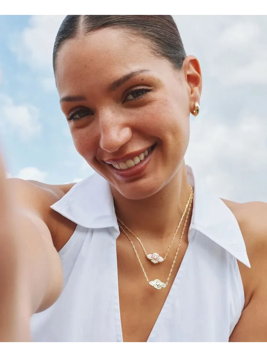Короткий кулон-медальон Abbie с покрытием из 14-каратного золота Kendra Scott — изображение 5 из 5, оттенок золотистый/белый