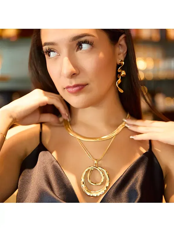 Волнистые эффектные серьги-подвески Bcbg — изображение 4 из 4, оттенок золото