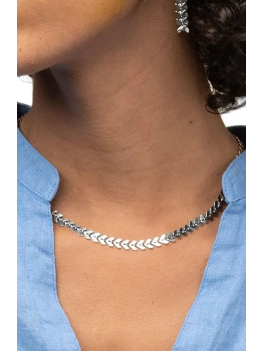 Колье с шевронным звеном, модель Elara Chevron Link Bearfruit Jewelry — изображение 2 из 3, оттенок серебряный