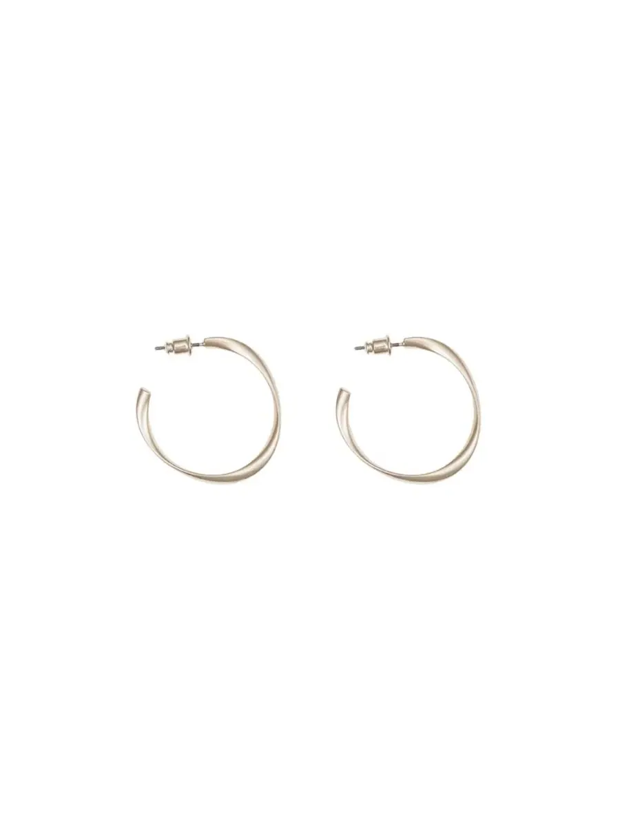Изящные и модные серьги-кольца овальной формы от Leslie Small Bearfruit Jewelry — изображение 2 из 3, оттенок коричневый