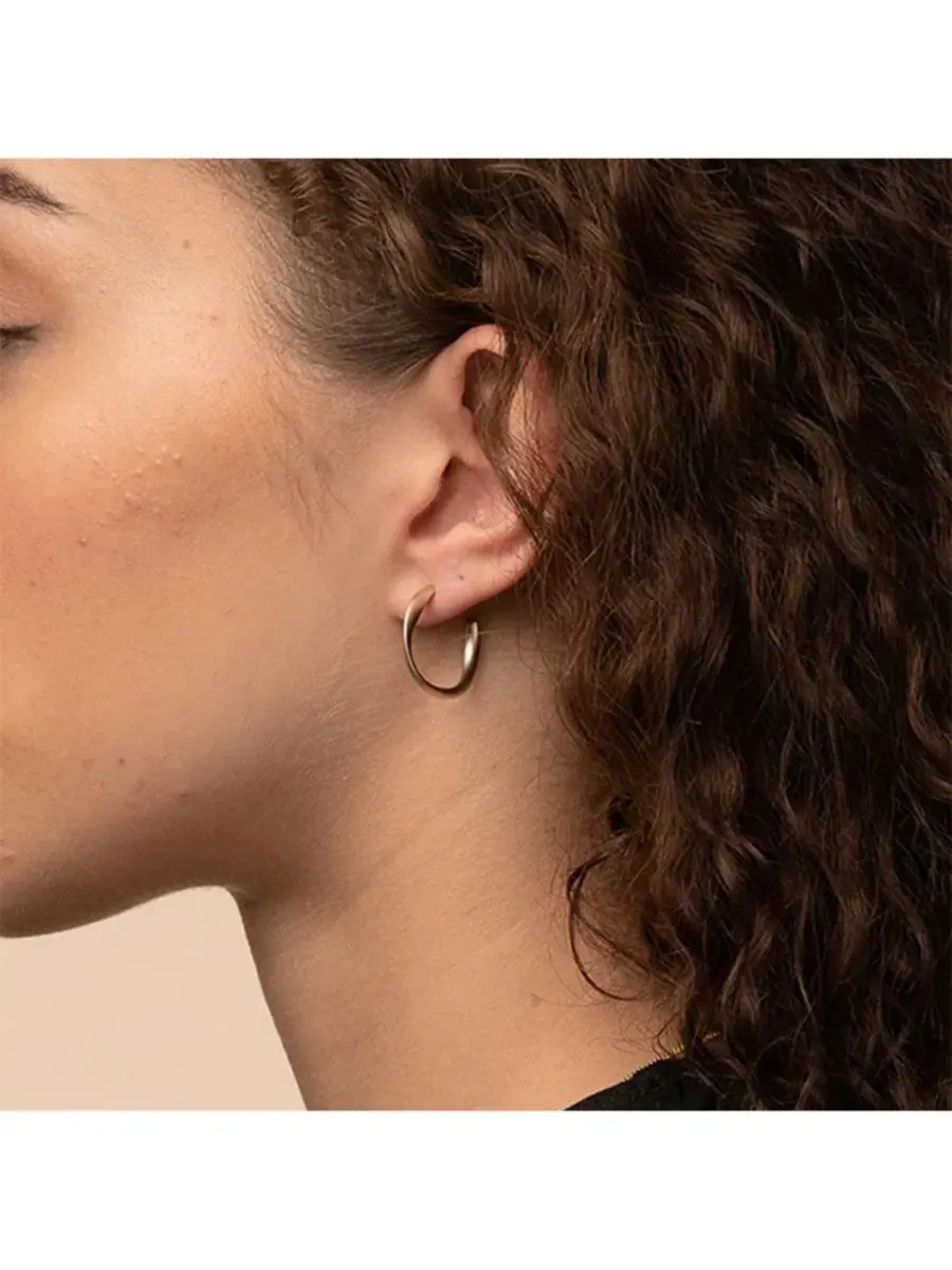 Изящные и модные серьги-кольца овальной формы от Leslie Small Bearfruit Jewelry — изображение 3 из 3, оттенок коричневый