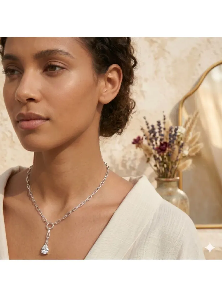 Неподвластное времени колье в виде скрепки с фианитами грушевидной формы Simona — изображение 3 из 3, оттенок прозрачный