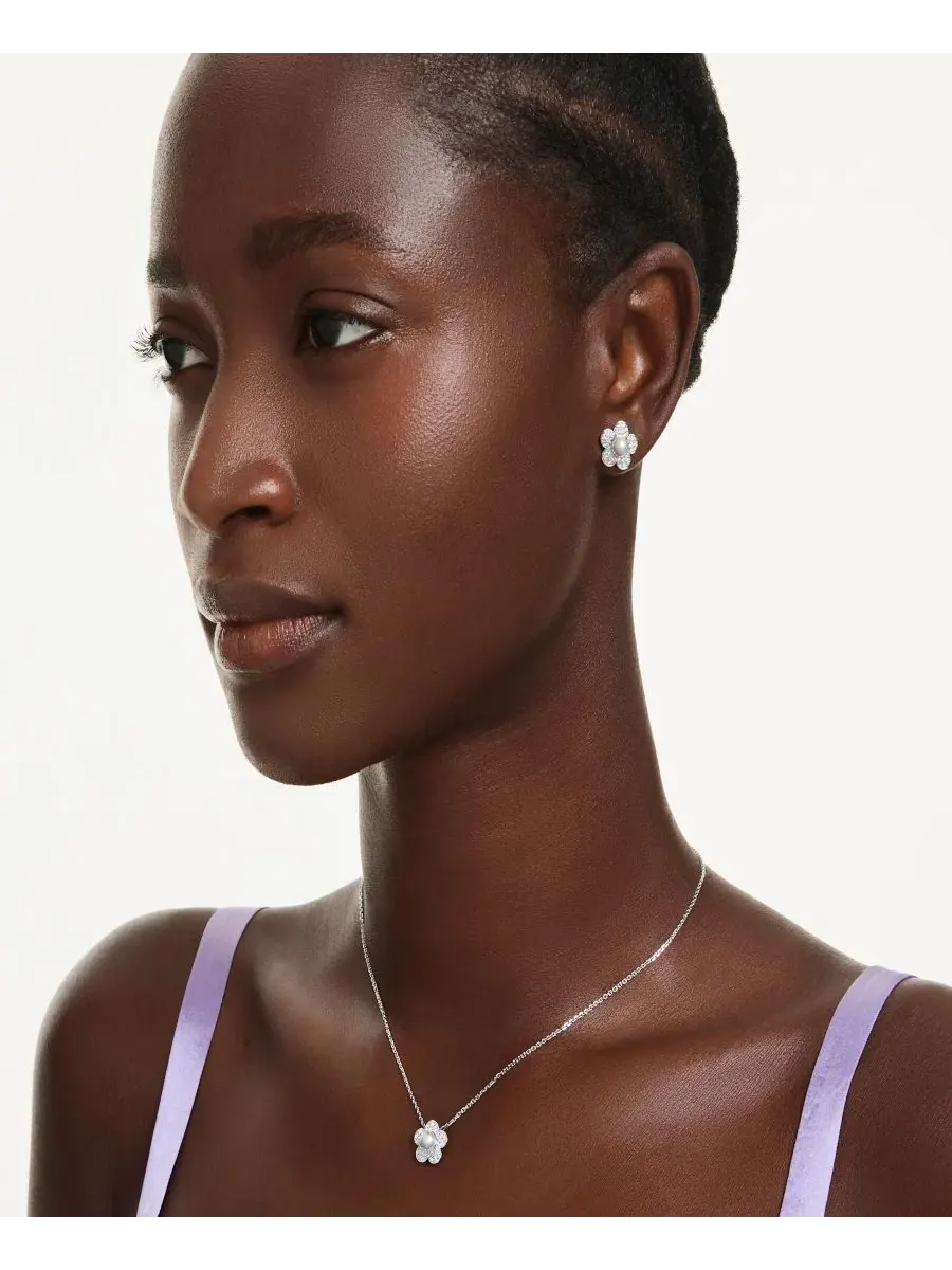 Комплект из колье и сережек Ariana Grande x Rhodium Plated с цветком груши и родиевым покрытием — изображение 4 из 9
